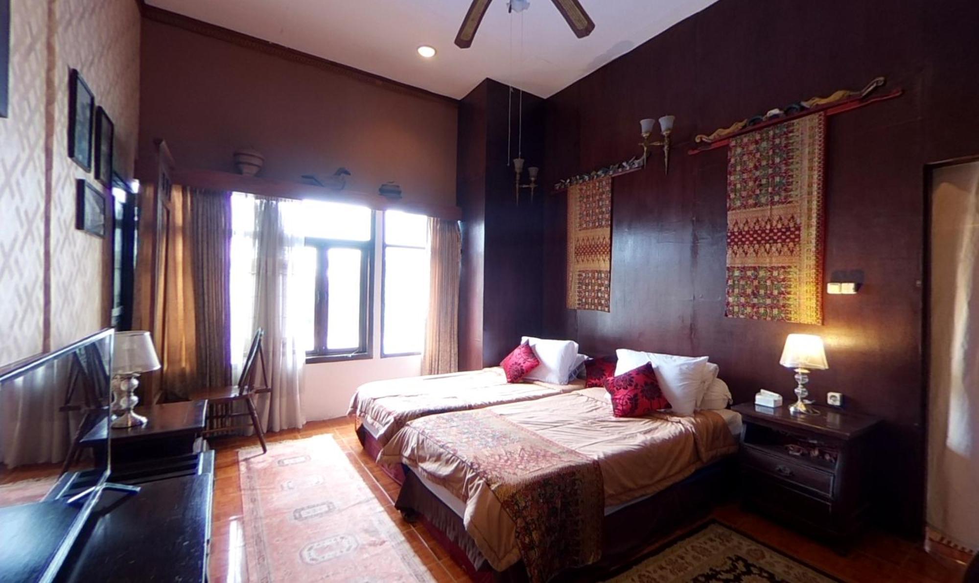 Badjoeri Ethnic Wooden Homestay Бандунг Стая снимка