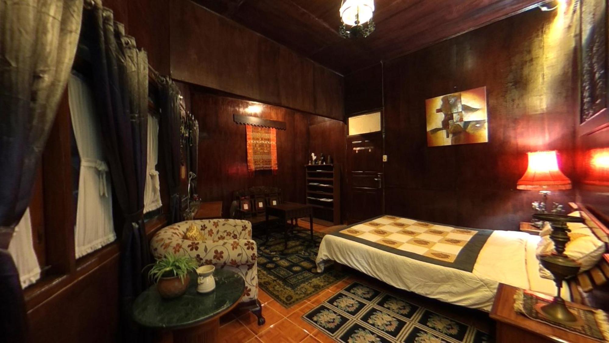 Badjoeri Ethnic Wooden Homestay Бандунг Стая снимка
